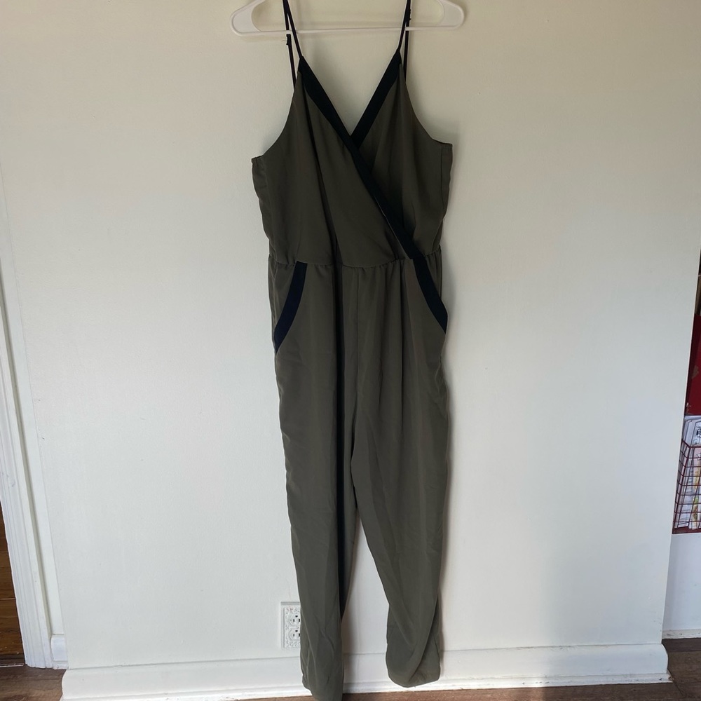 Bar III green sleeveless v-neck jumpsuit romper size XL